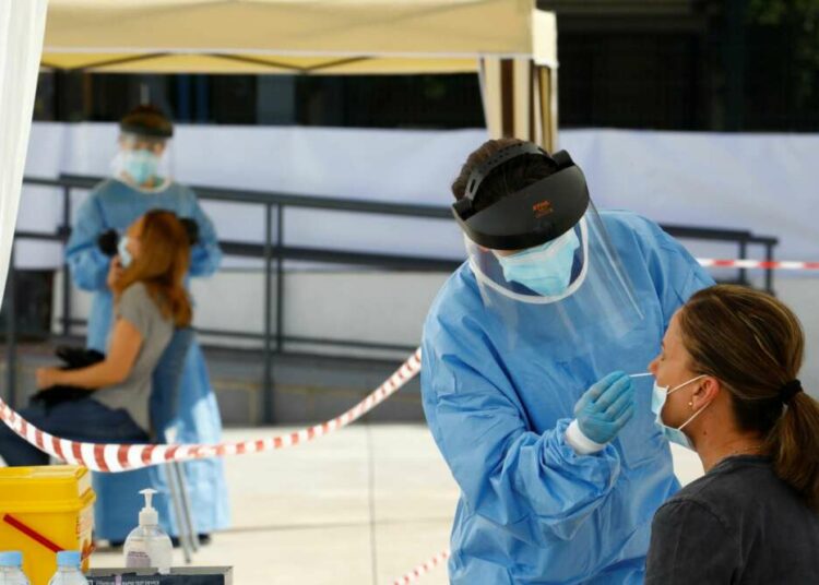 La OMS reporta aumento mundiales de casos de covid-19 por primera vez en siete semanas