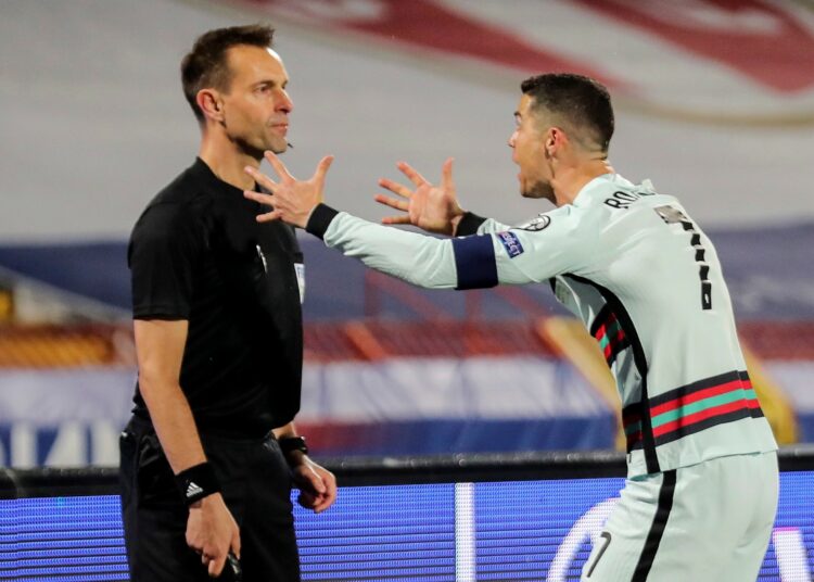 El árbitro que anuló el gol fantasma de Cristiano Ronaldo rompió el silencio y se disculpó tras el partido