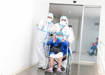 15 hombres y 3 mujeres logran vencer el COVID-19 y salen del hospital