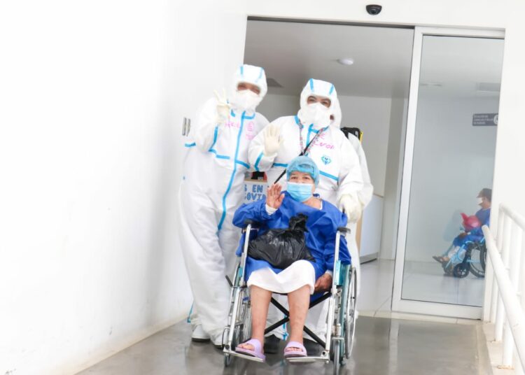 15 hombres y 3 mujeres logran vencer el COVID-19 y salen del hospital