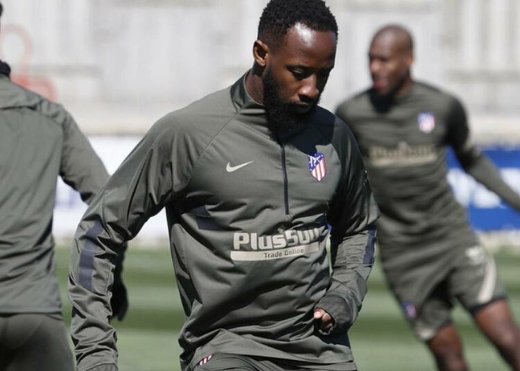 (VIDEO) El delantero del Atlético de Madrid Moussa Dembélé colapsa en el entrenamiento, provocando el pánico entre sus compañeros