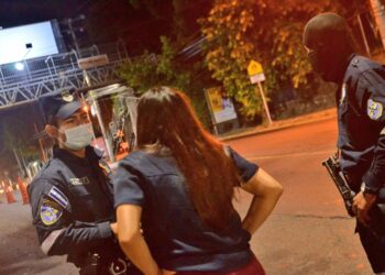 Mujer detenida por negarse a hacer examen antidoping ante aparente estado de ebriedad