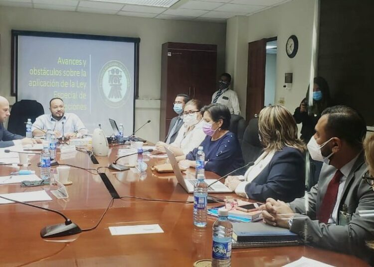 Diputados llegan a trabajar ante presión ciudadana