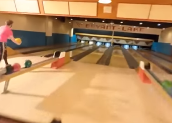 (VIDEO) Un alucinante vuelo en primera persona de un dron dentro de un boliche cautiva Internet