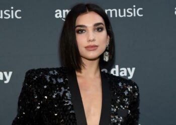 (VIDEO) Dua Lipa fue empujada por una fanática mientras abordaba su camioneta