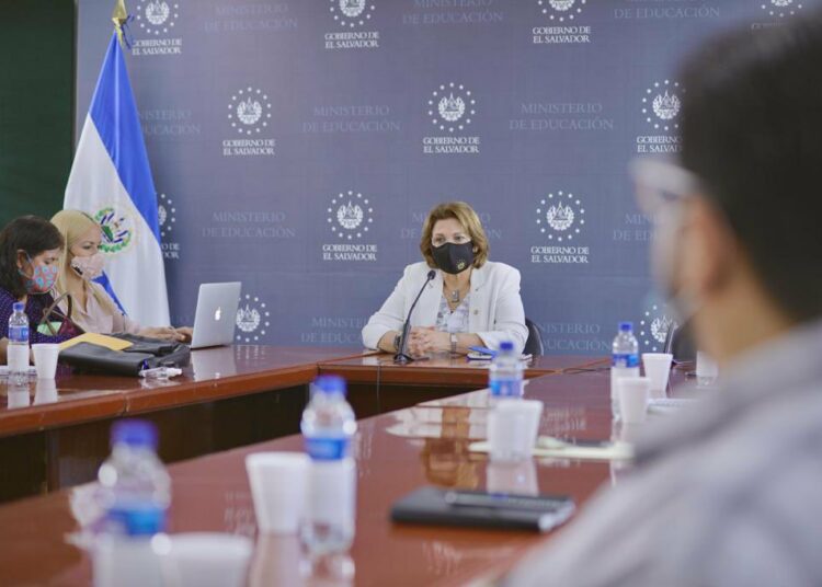 MINED entrega más de 13 millones por Decreto a unos 800 profesores del sector público