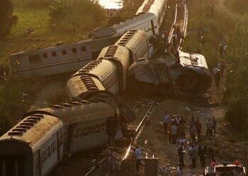 Al menos 32 muertos y casi un centenar de heridos por choque de trenes en Egipto