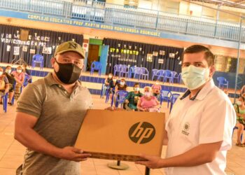 Entrega de computadoras llega a estudiantes de Santa Ana