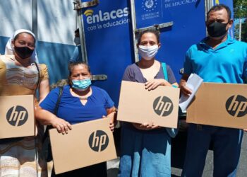 Entrega de computadoras llega a San Luis Talpa