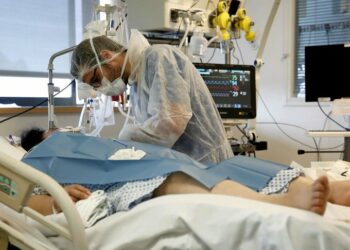 El número de pacientes en cuidados intensivos en Francia sube a niveles récord