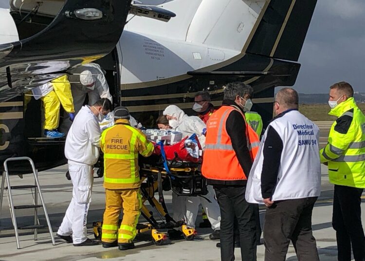 Decenas de pacientes están siendo trasladados por la saturación hospitalaria en París debido al covid-19