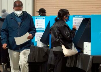 Críticas de Biden y elogios de Trump a la nueva ley electoral en Georgia que restringe el voto