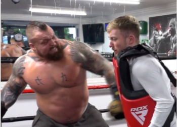 (VIDEO) El impactante momento en el que un youtuber recibe un golpe de uno de los hombres más fuertes del mundo