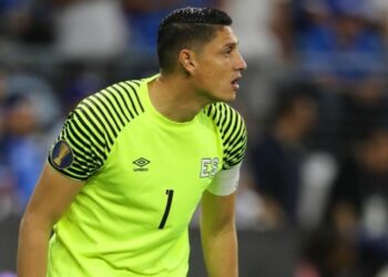 Le gritan «corrupto» a Henry Hernández durante partido de El Salvador vs Granada