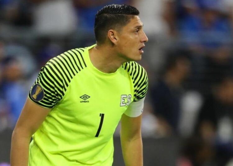 Le gritan «corrupto» a Henry Hernández durante partido de El Salvador vs Granada