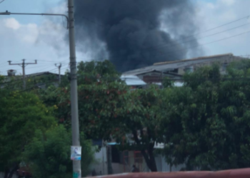 Se reporta grave incendio en venta de repuestos ubicada en bulevar Venezuela