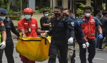 (VIDEO) Un atentado contra una iglesia católica en Indonesia deja decenas de heridos