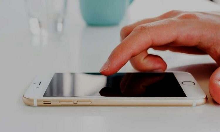 En la India un joven encarga un iPhone, pero le traen algo que no esperaba