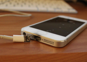 Un cargador de IPhone estalla y quema la cara a una joven mientras dormía en su cama