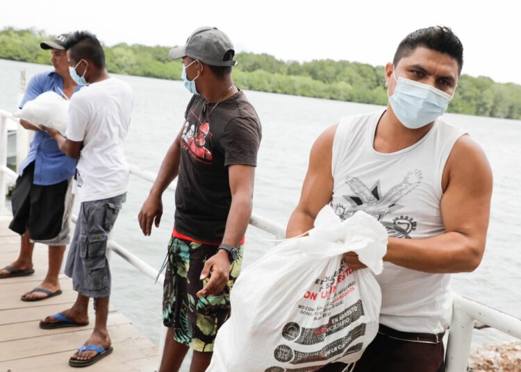 Isla Tasajera se ve beneficiada con la entrega de paquetes alimentarios