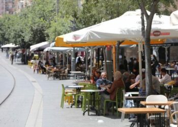 Israel reabrió universidades, restaurantes y bares por su exitosa campaña de vacunación contra el covid-19