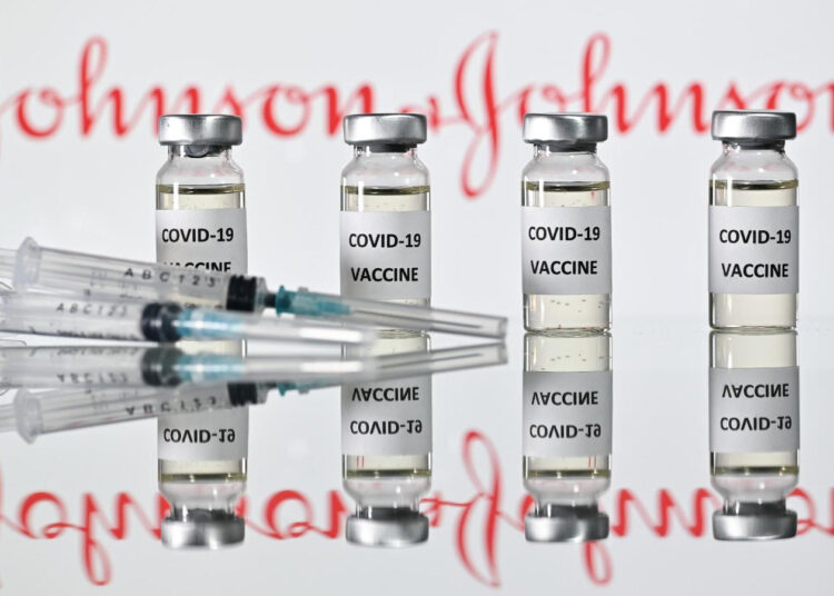 La Casa Blanca anunció un acuerdo entre Johnson & Johnson y su competidora Merck para fabricar la vacuna de una dosis contra el covid-19