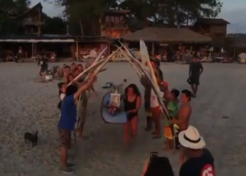 Surfistas realizan homenaje a Katherine Díaz, quien falleció el pasado viernes cuando entrenaba en playa El Tunco