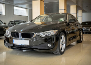 Alquila un coche para asaltar un banco y luego regresa al concesionario para comprar un BMW con el dinero robado