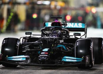 Lewis Hamilton vence a Verstappen en final de infarto en GP de Baréin