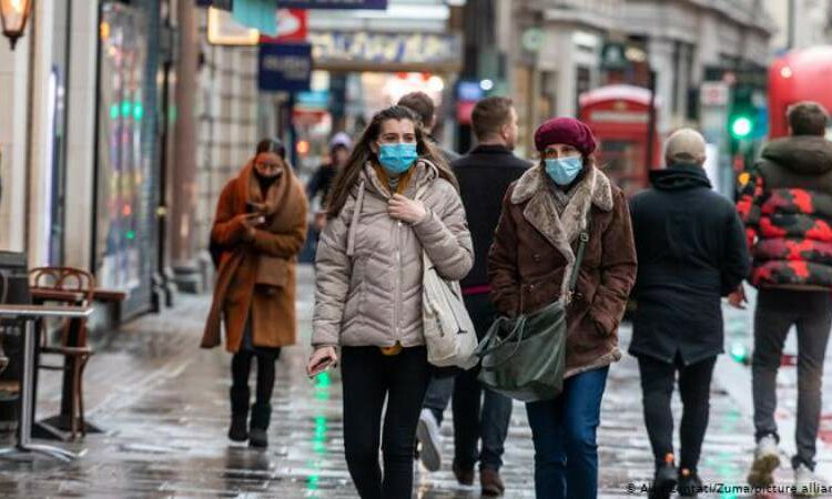 Reino Unido busca a una persona infectada con la variante brasileña del coronavirus que no dejó sus contactos