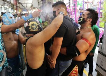 (VIDEO, FOTOS) Luchadores mexicanos salen para ‘enmascarar por la fuerza’ a personas en su lucha contra el covid-19