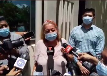 Gobierno entrega boletos aéreos a madre de Victoria Salazar para que pueda viajar a México a acompañar la repatriación del cuerpo de su hija