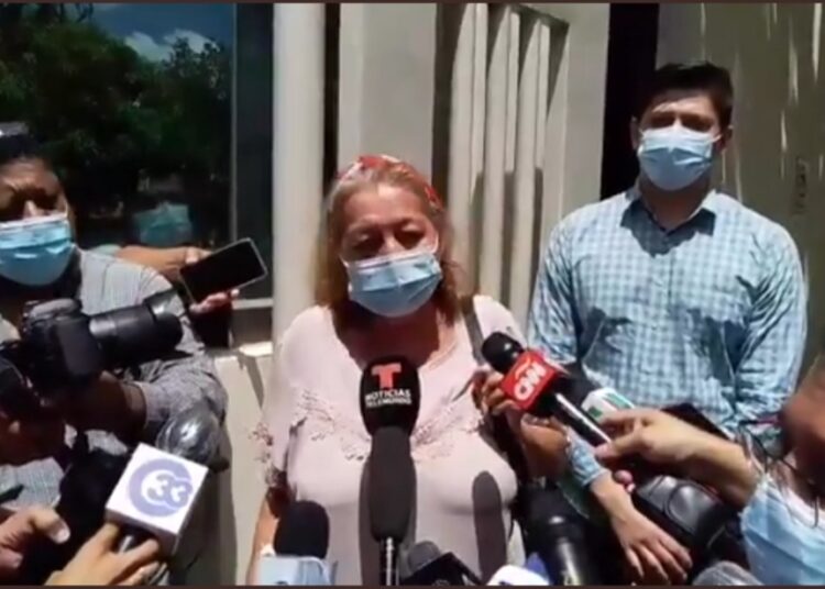 Gobierno entrega boletos aéreos a madre de Victoria Salazar para que pueda viajar a México a acompañar la repatriación del cuerpo de su hija