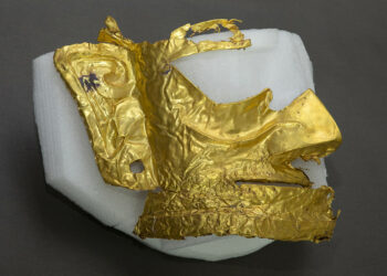 Hallan en China una máscara de oro de una misteriosa civilización de hace 3.000 años