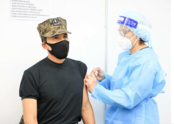 Ministro de Defensa se vacuna contra el COVID-19