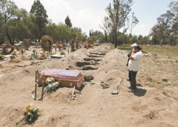 Muertes por covid-19 en México superarían las 321,000 víctimas