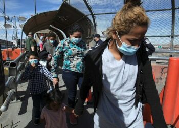 Estados Unidos alojará en hoteles a migrantes que salen de los centros de detención