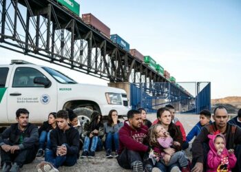 Con 5.000 migrantes detenidos a diario en la frontera, EE. UU. se acerca al récord de Trump