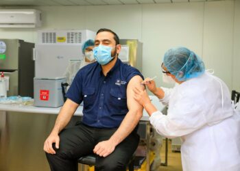 Ministro de Salud se vacuna contra el COVID-19