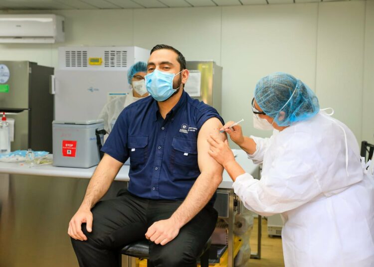 Ministro de Salud se vacuna contra el COVID-19