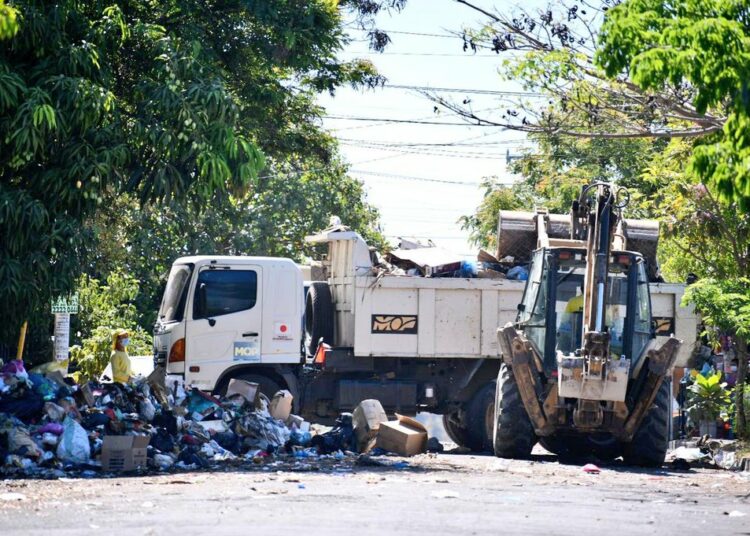 MOP realiza recolección de basura ante negativa de alcaldes salientes de brindar servicio