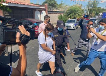 Piden detención provisional para mujer que hirió de bala a otra presuntamente por celos