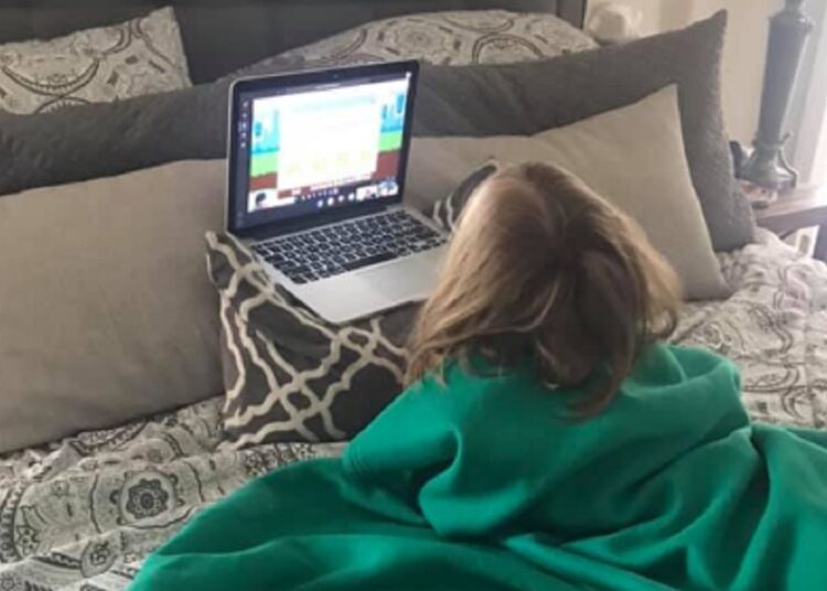 (VIDEO) Una niña se cuela en una reunión de trabajo por Zoom de su padre y revela un secreto familiar