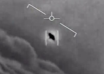 El ex jefe de la Inteligencia de EE.UU. dijo que vio imágenes de OVNIS que realizan movimientos que no están al alcance de la tecnología humana