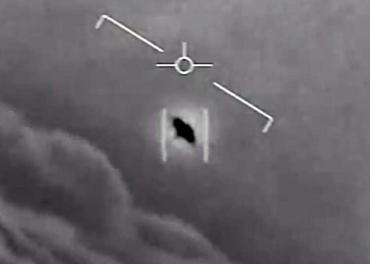 El ex jefe de la Inteligencia de EE.UU. dijo que vio imágenes de OVNIS que realizan movimientos que no están al alcance de la tecnología humana