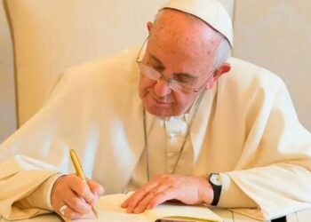El papa Francisco decide recortar salarios de cardenales y sacerdotes