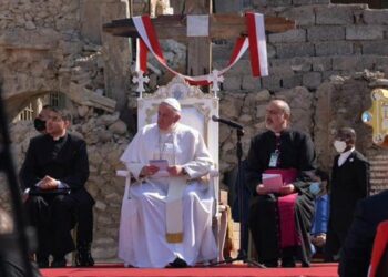 El papa Francisco visitó Mosul y rezó por las víctimas de la guerra en la ciudad iraquí que el Estado Islámico dejó en ruinas