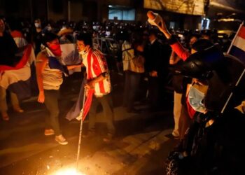 (VIDEOS) Una persona murió y otras 18 resultaron heridas durante una masiva protesta contra el presidente de Paraguay Abdo Benítez
