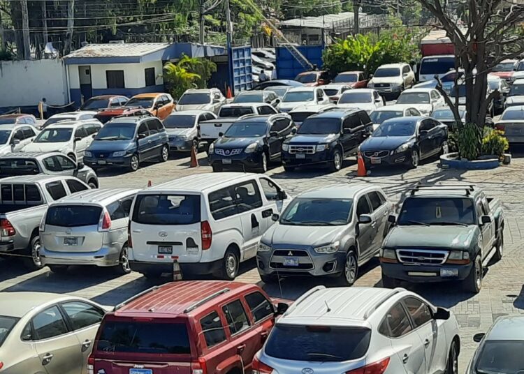 Parqueo abarrotado de la Asamblea es resultado de investigaciones contra plazas fantasmas