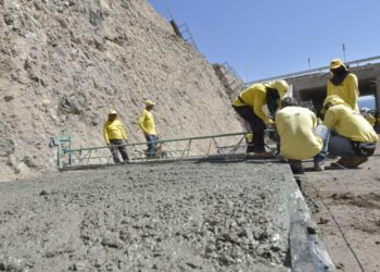 MOP comienza pavimentación de calle al cantón San Rafael en el Puerto de La Libertad